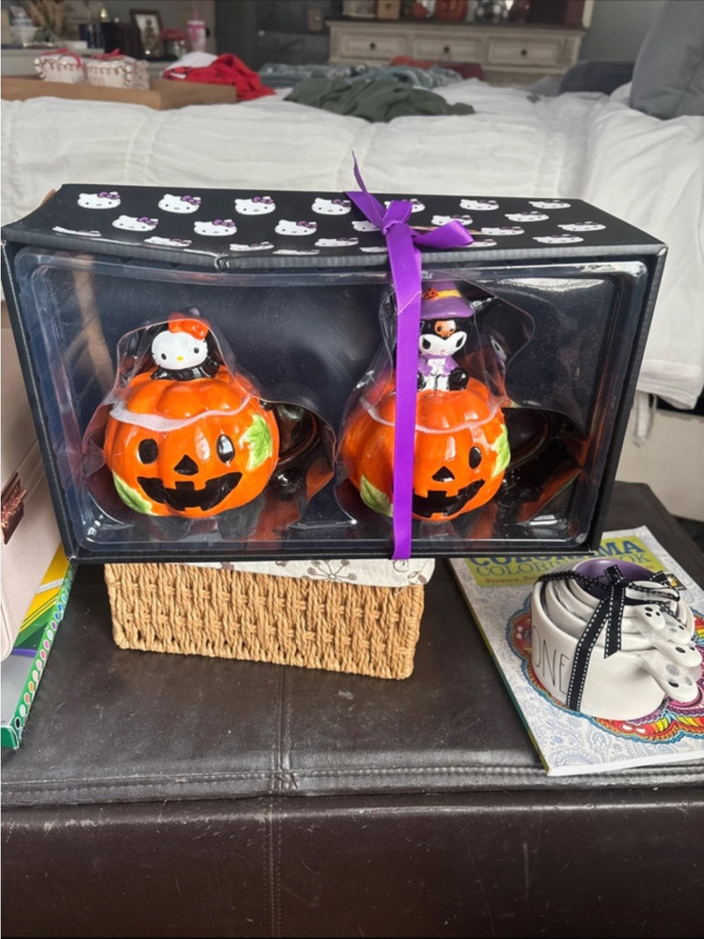 Hello Kitty Halloween Pumpkin Duo with Purple Ribbon mug set